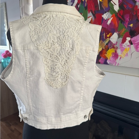 White Denim Sleeveless Jacket with lace in the back - Picture 2 of 4